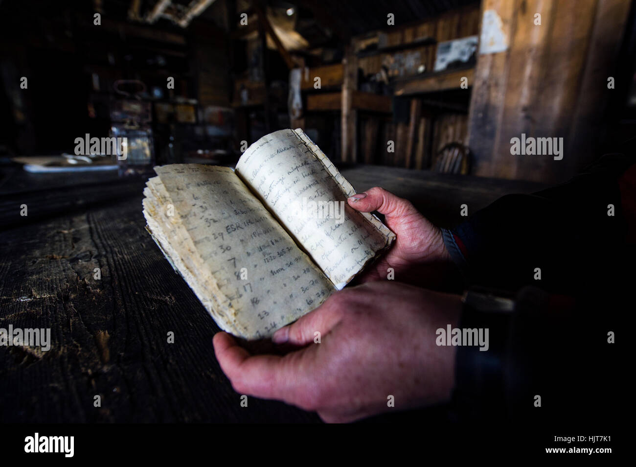 Une exposition photographique Wellcome Enregistrer et Diary 1910 dans la cabane de Robert Falcon Scott en Antarctique. Banque D'Images