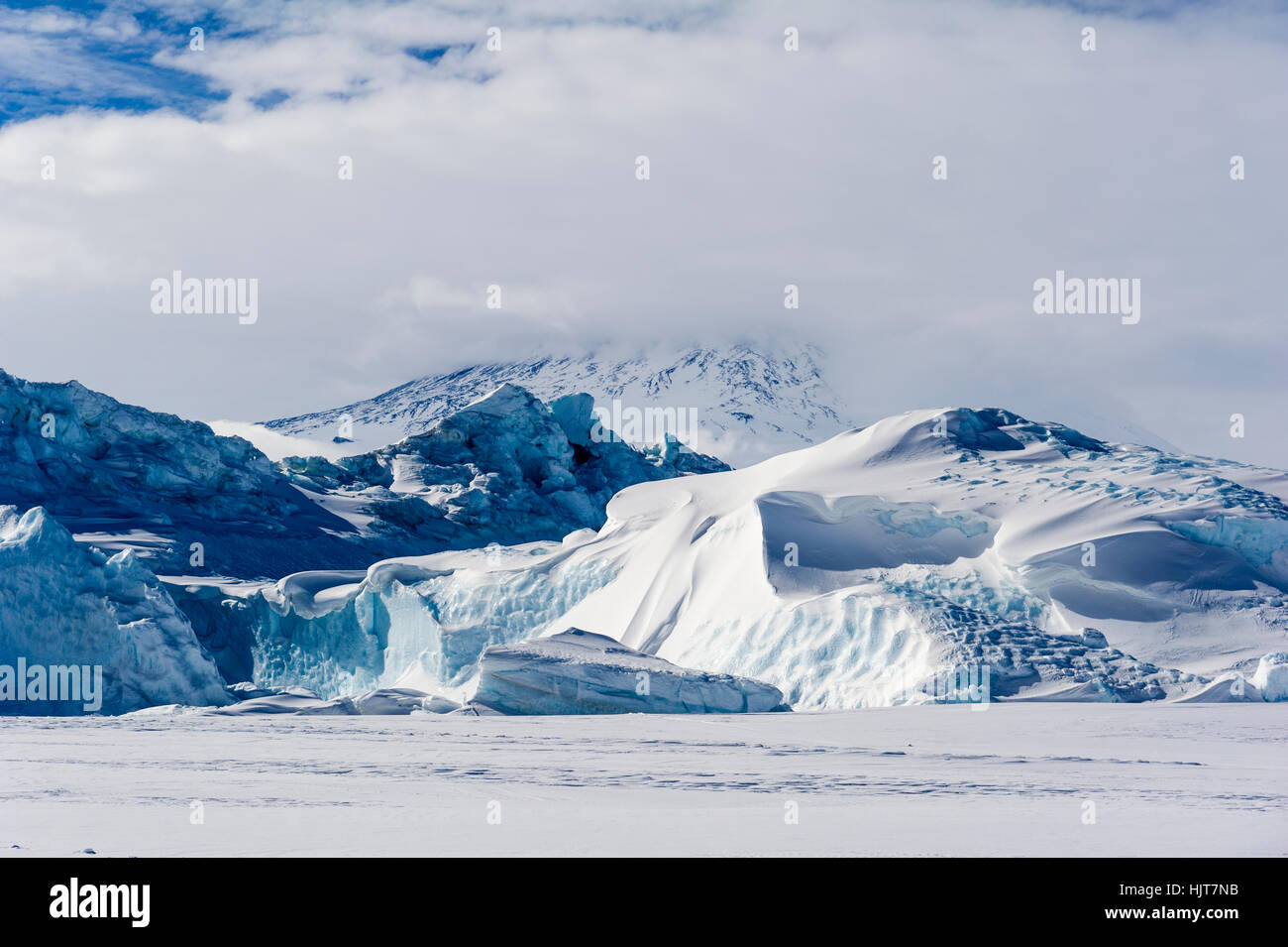 Le rivage inhospitalier gelés où la glace rencontre la mer la pente du mont Erebus. Banque D'Images