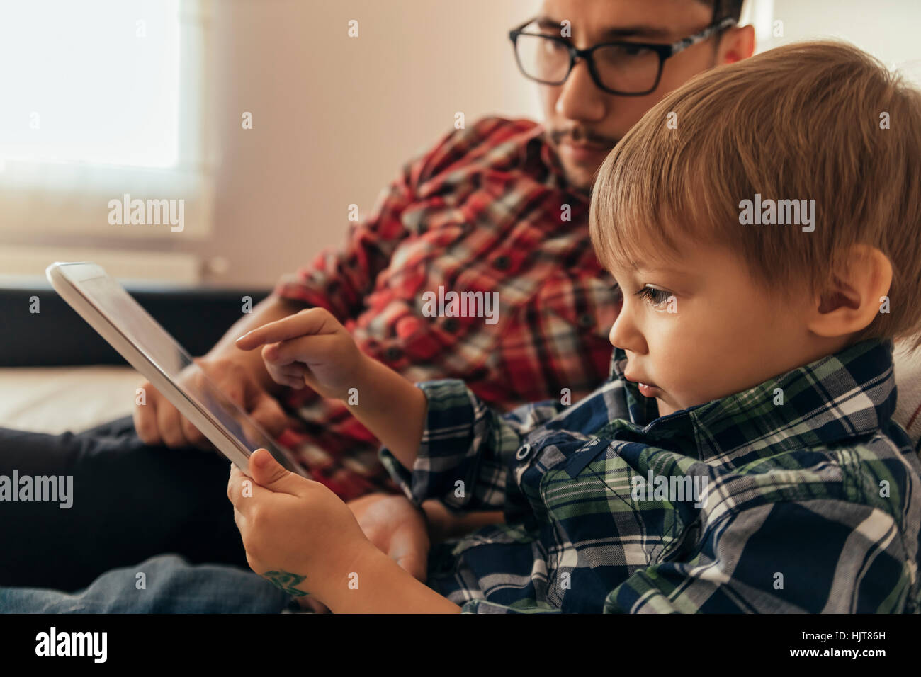 Le père et son fils à l'aide de tablet Banque D'Images