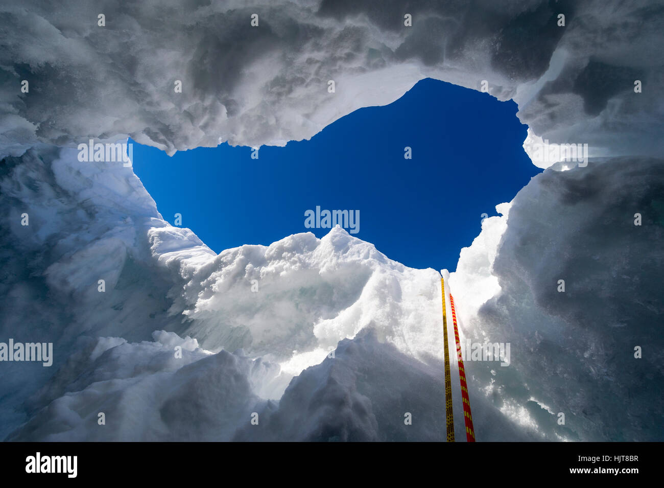 En ordre décroissant de cordes dans l'entrée d'une crevasse sur les pentes du mont Erebus en Antarctique. Banque D'Images