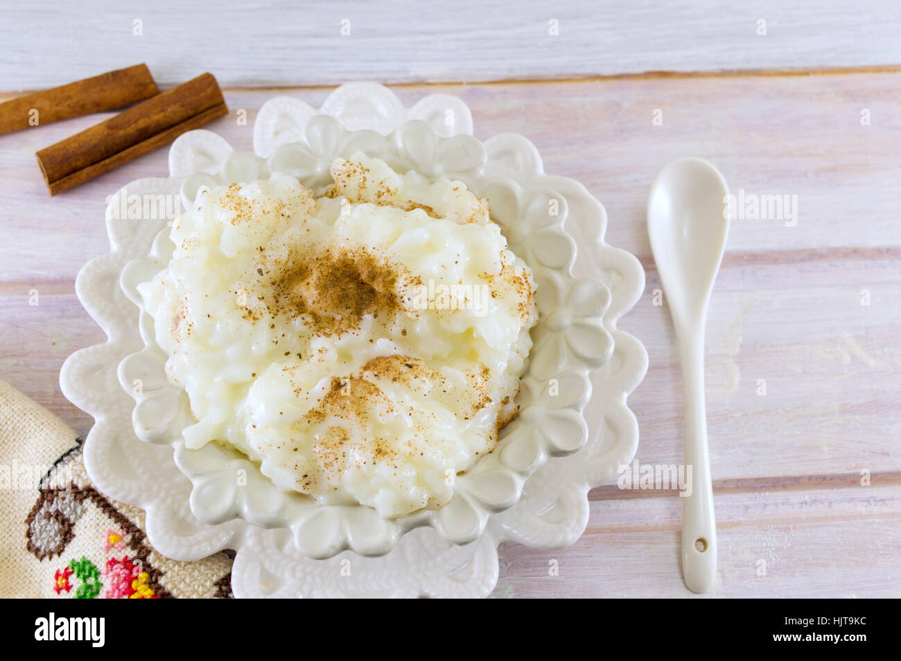 Lait de riz dessert recouvert de poudre de cannelle Banque D'Images