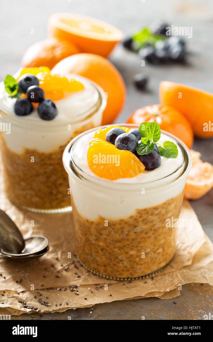 Chia orange avec du yaourt à la noix de coco pudding Banque D'Images