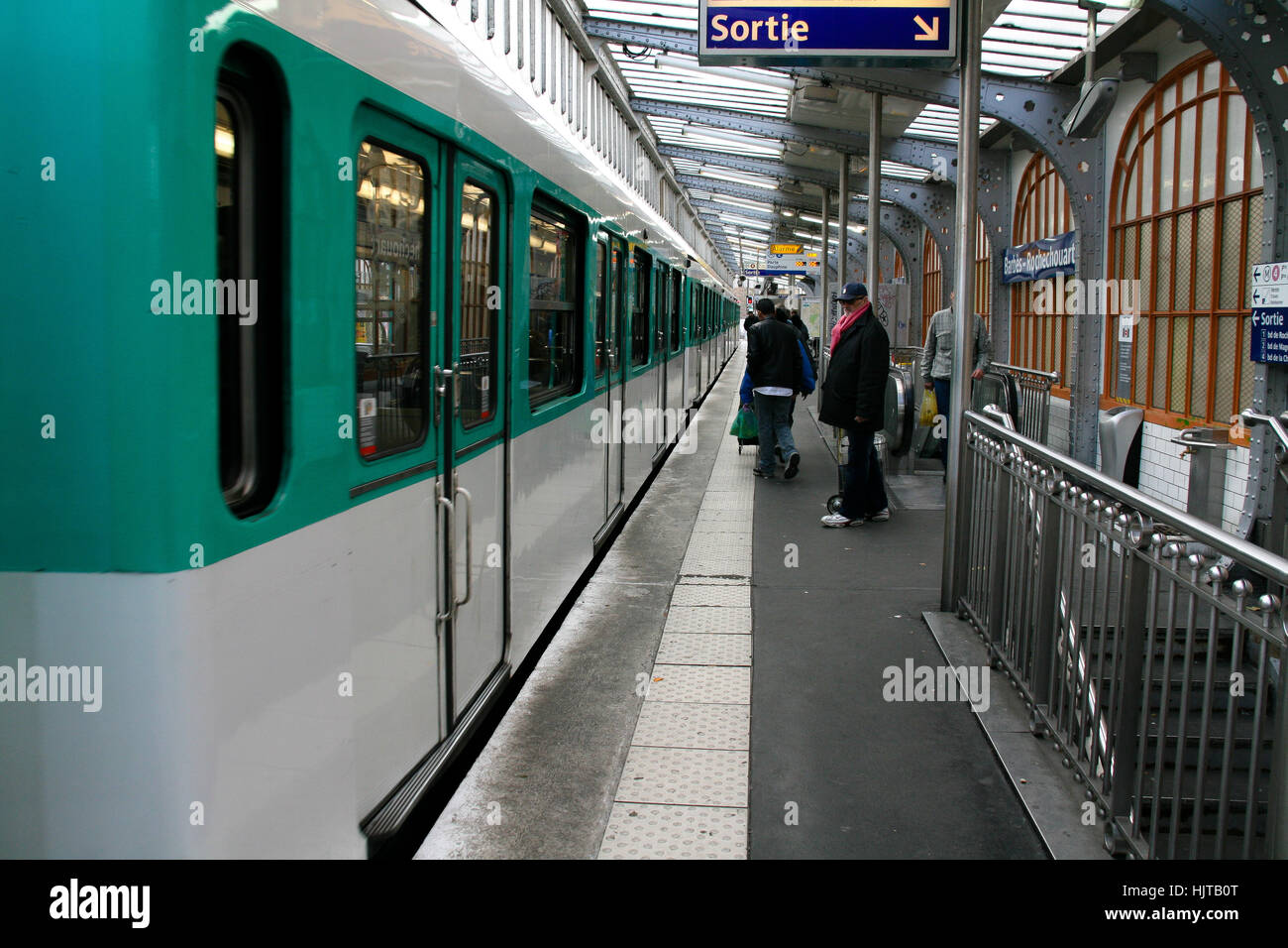 Les personnes en attente d'un métro dans la station de Montmartre à Paris Banque D'Images