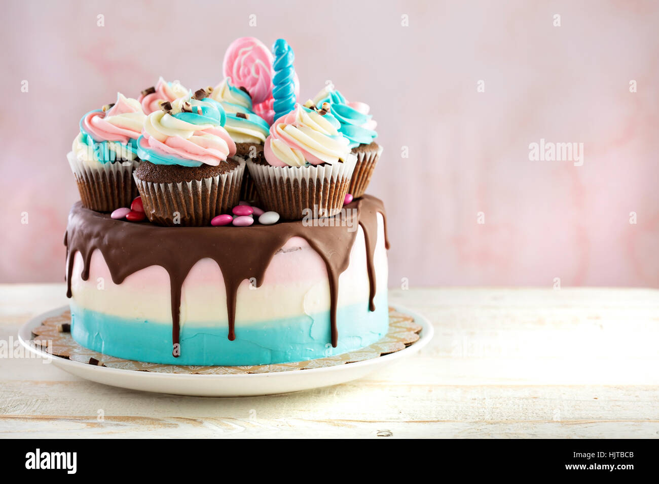 Gâteau de fête rose et bleu Banque D'Images