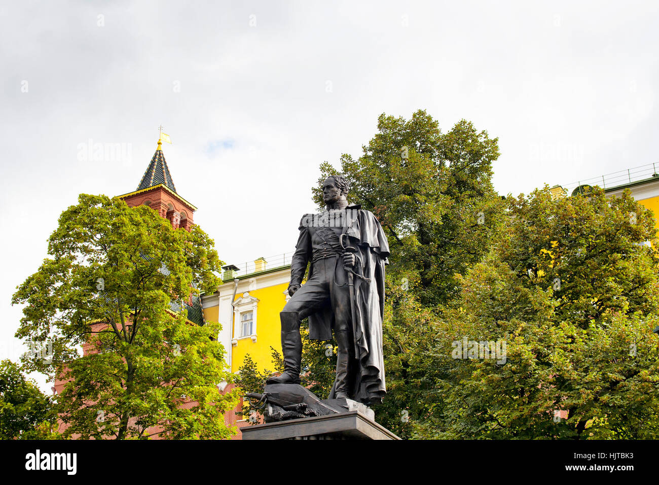 Vue inférieure d'une statue d'empereur russe Alexander I au jardin Alexandrovsky à Moscou. Parc avec pelouses, fleurs d'été et plusieurs monuments, dont o Banque D'Images
