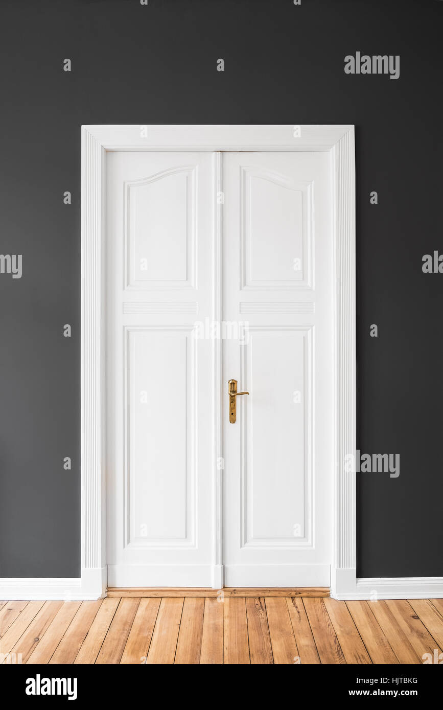 Belle porte blanc sur noir - mural intérieur Immobilier Banque D'Images