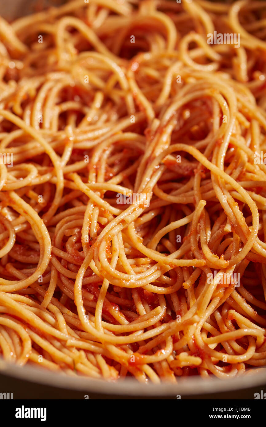 Un pot de spaghetti de blé entier avec de la sauce tomate végétarienne Banque D'Images
