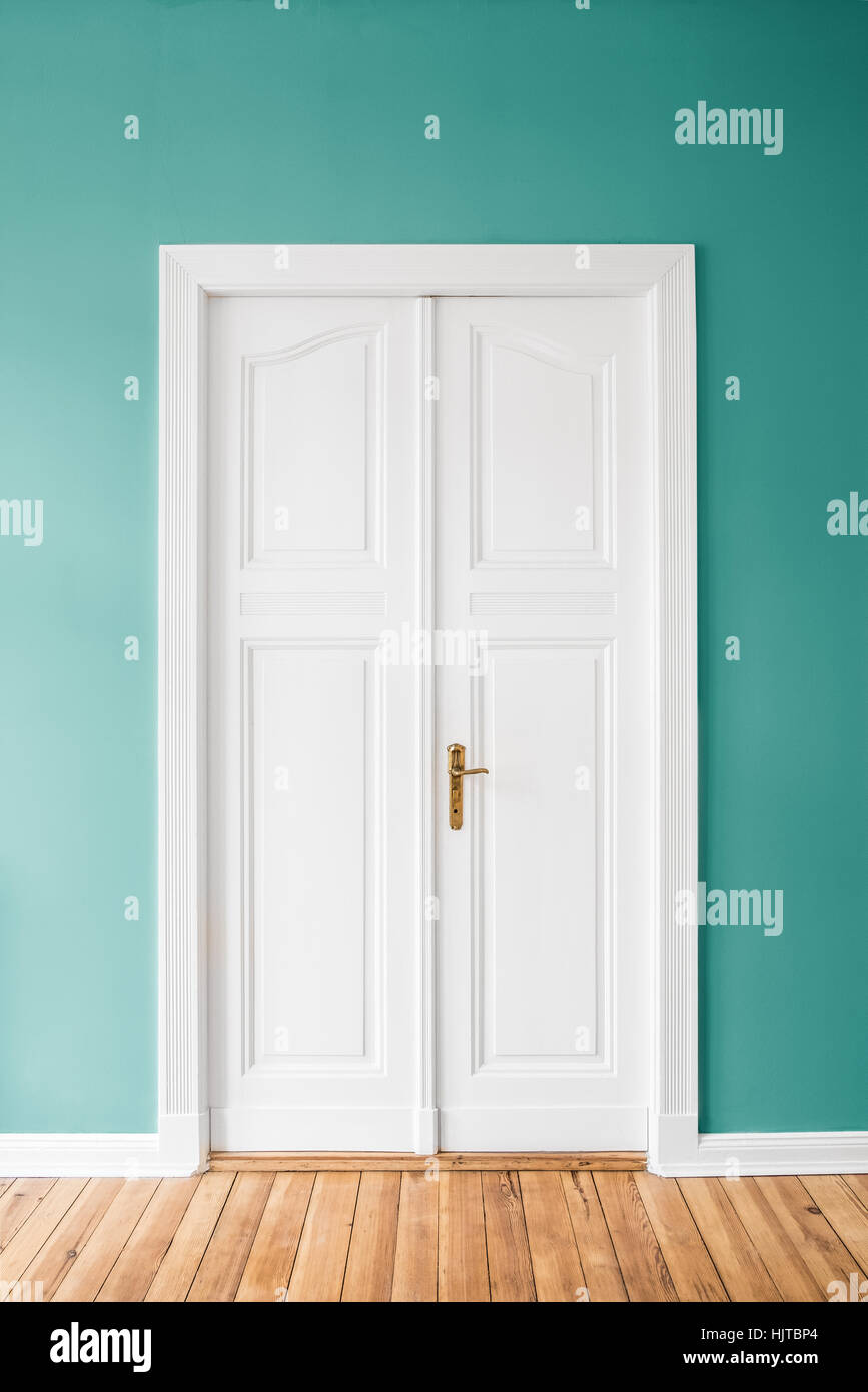 Les murs vert menthe et porte de bois dans l'appartement / home intérieur Banque D'Images