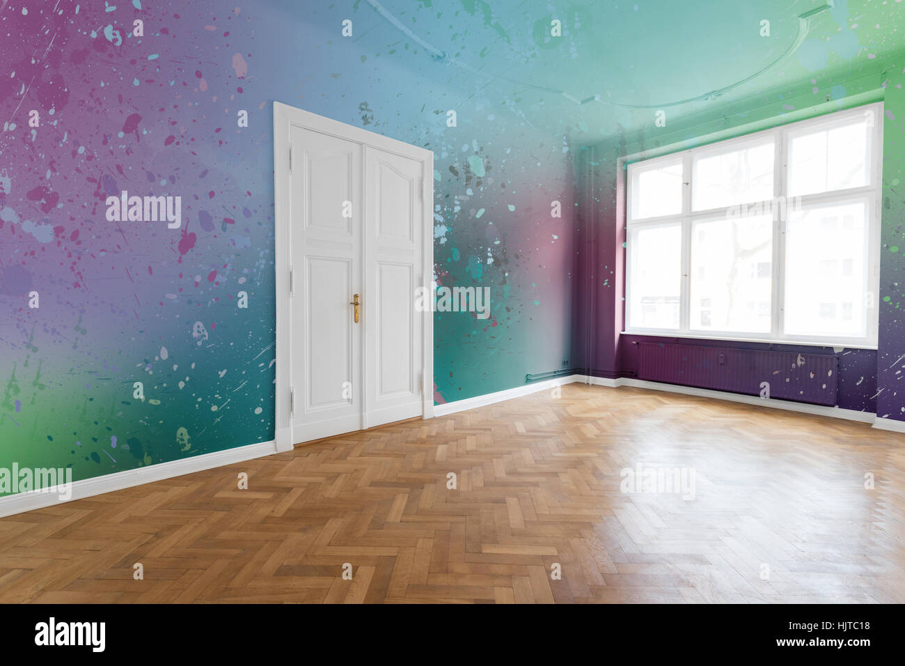 Des éclaboussures de peinture sur des murs colorés en rénové appartement Banque D'Images