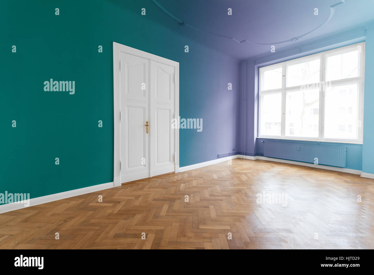 Salle vide avec plancher en bois et des murs peints en bleu, vert Banque D'Images