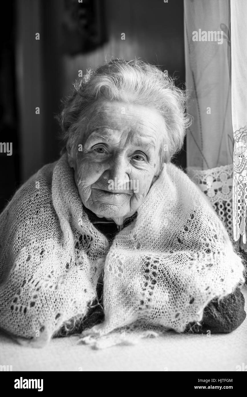 Portrait noir et blanc d'une vieille femme. Personnes âgées. Banque D'Images