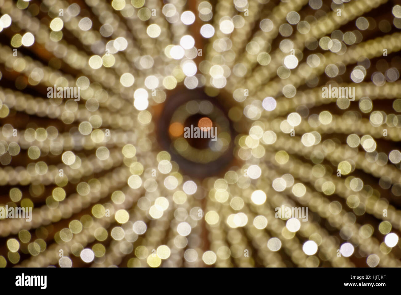 Les lumières de Noël en forme d'oeil élève photographié hors focus sur une rue principale à Vienne en Autriche Banque D'Images
