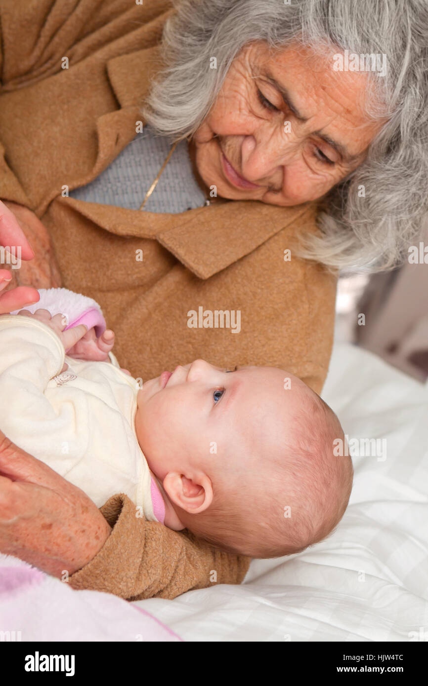 Grand-mère tenant son arrière-petite-fille Banque D'Images