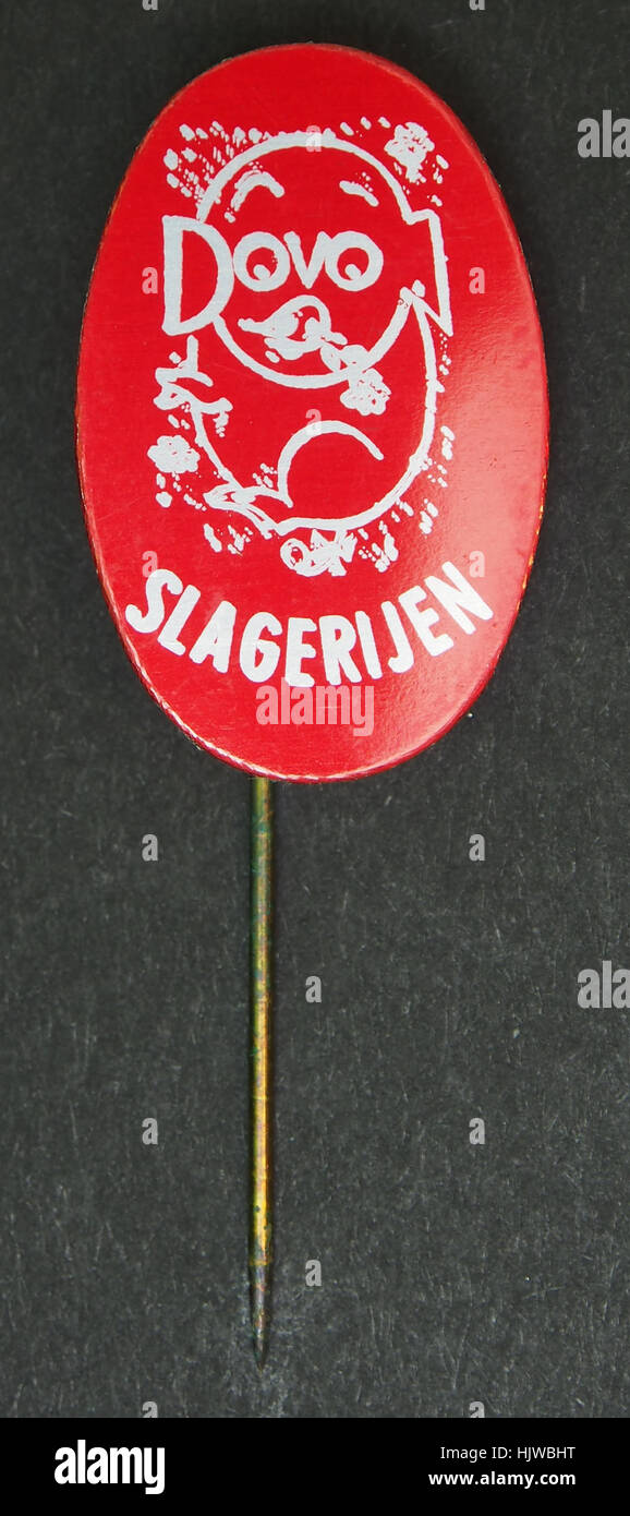 Une épingle publicitaire Dovo slagerijen (boucherie), utilisée pour promouvoir une chaîne de boucherie, probablement un objet de collection du milieu du XXe siècle aux pays-Bas. Banque D'Images