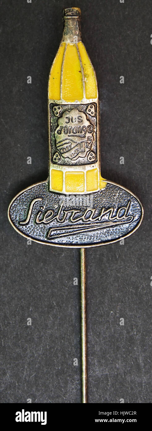 Épingle publicitaire vintage de la marque Siebrand, avec un logo faisant la promotion du jus d'Orange, une boisson rafraîchissante, du début du XXe siècle. Banque D'Images