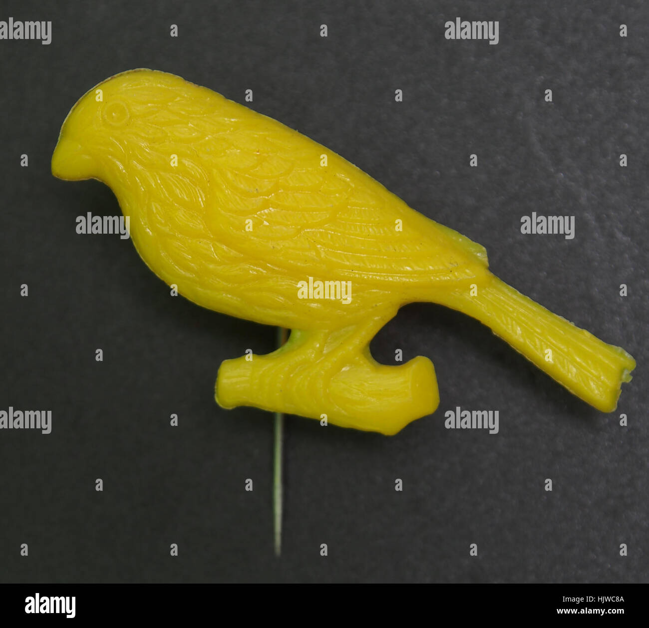 Épingle publicitaire jaune canari, un article promotionnel mettant en vedette l'oiseau canari jaune, photo 1. Banque D'Images