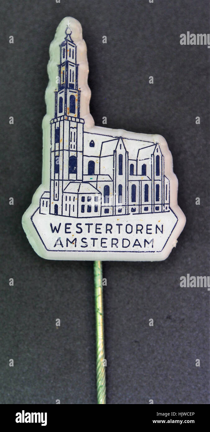 Westertoren speldje, une épingle publicitaire vintage mettant en vedette la tour Westertoren à Amsterdam, symbole du patrimoine architectural et culturel de la ville Banque D'Images