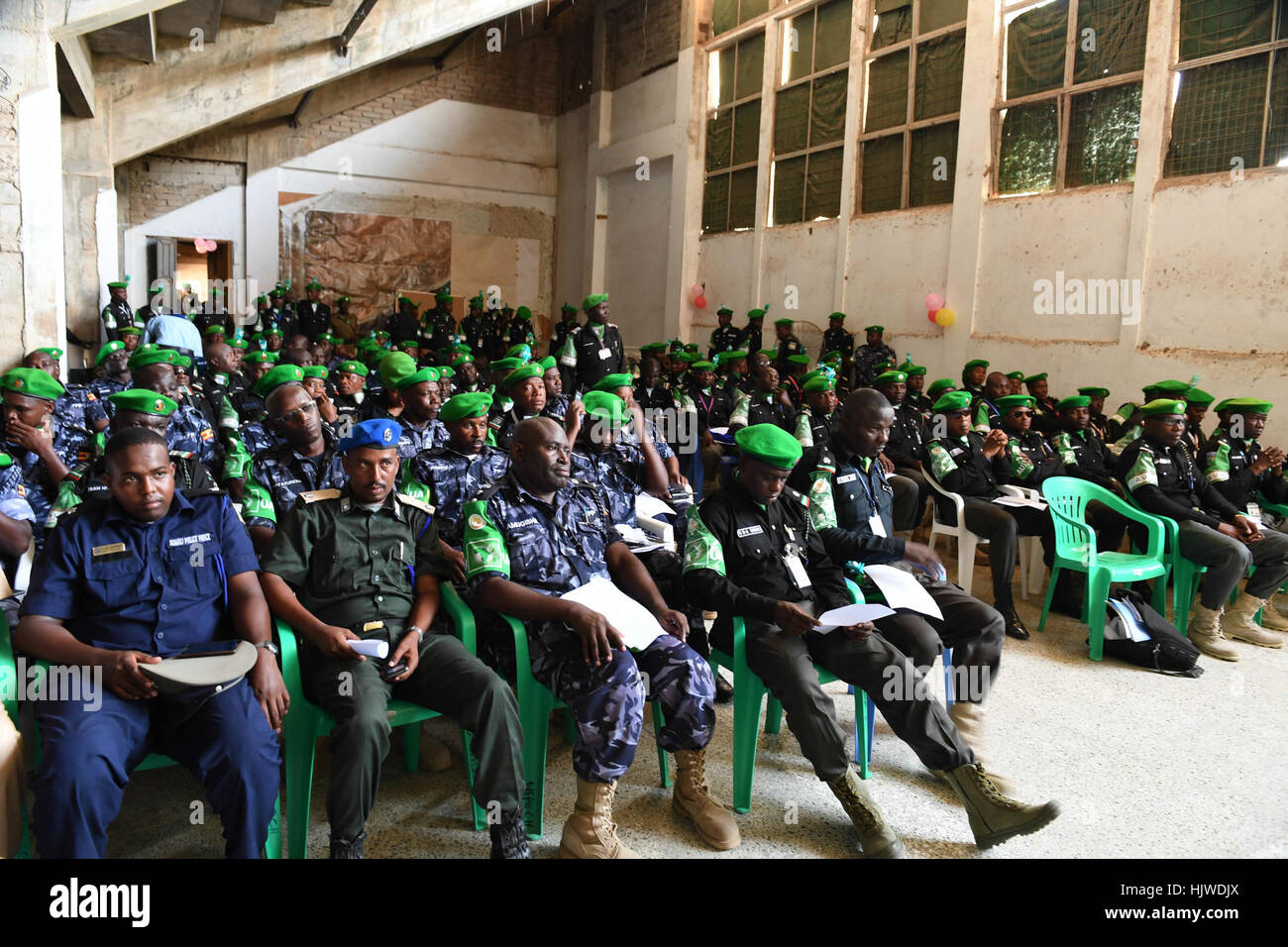 Nigerian formé des agents de police agissant dans le cadre de la Mission de l'Union africaine en Somalie (AMISOM) assister à une cérémonie d'adieu pour marquer la fin de leur tour de service à Mogadishu, Somalie le 2 janvier 2017. Omar Abdisalan Banque D'Images