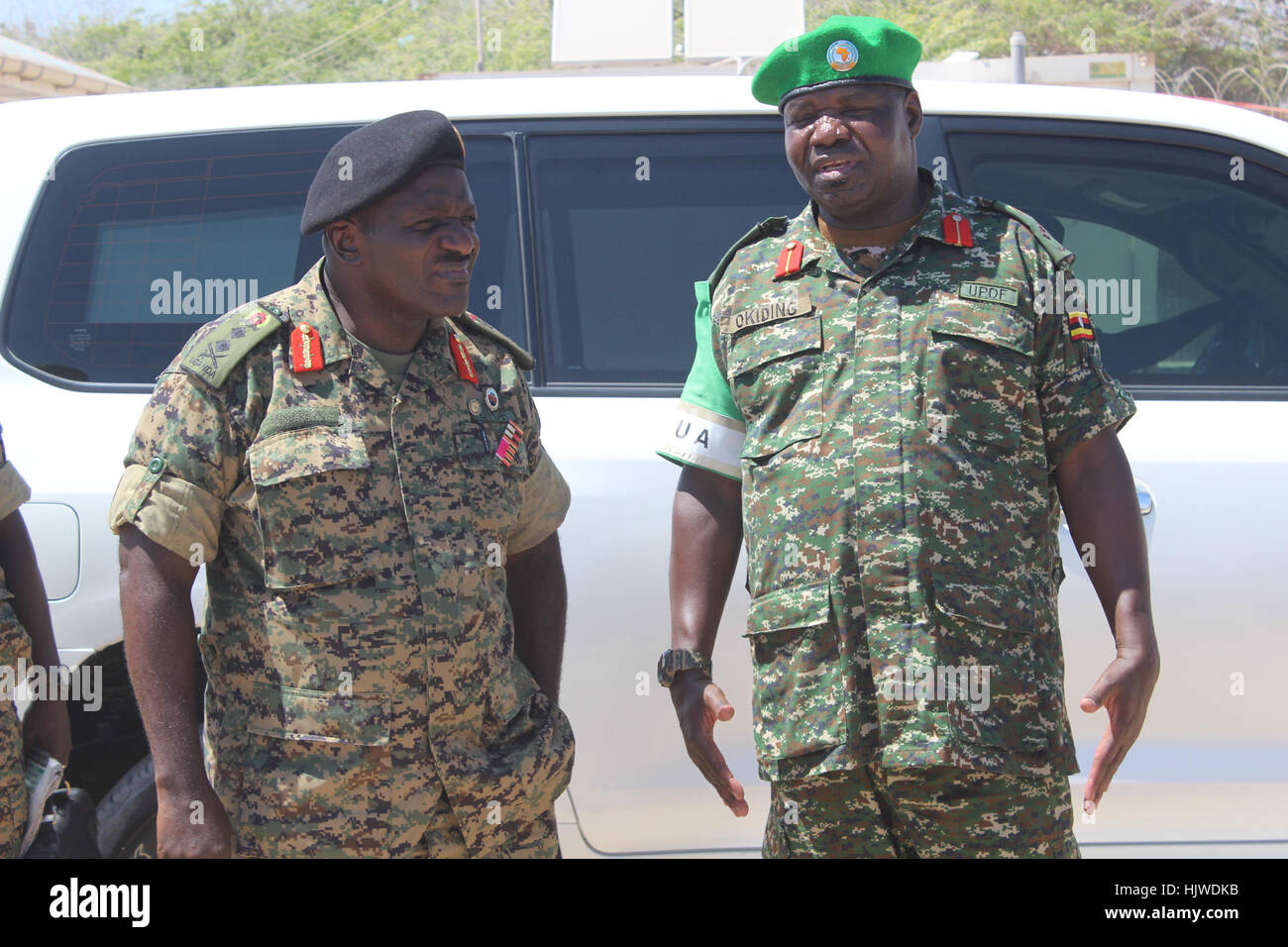 Le brigadier Sam Okiding, commandant du contingent ougandais de l'AMISOM, informe le général Katumba Wamala, chef des Forces de défense ougandaises, lors de sa visite de trois jours à Mogadiscio le 2 janvier 2017. Raymond Baguma. Banque D'Images