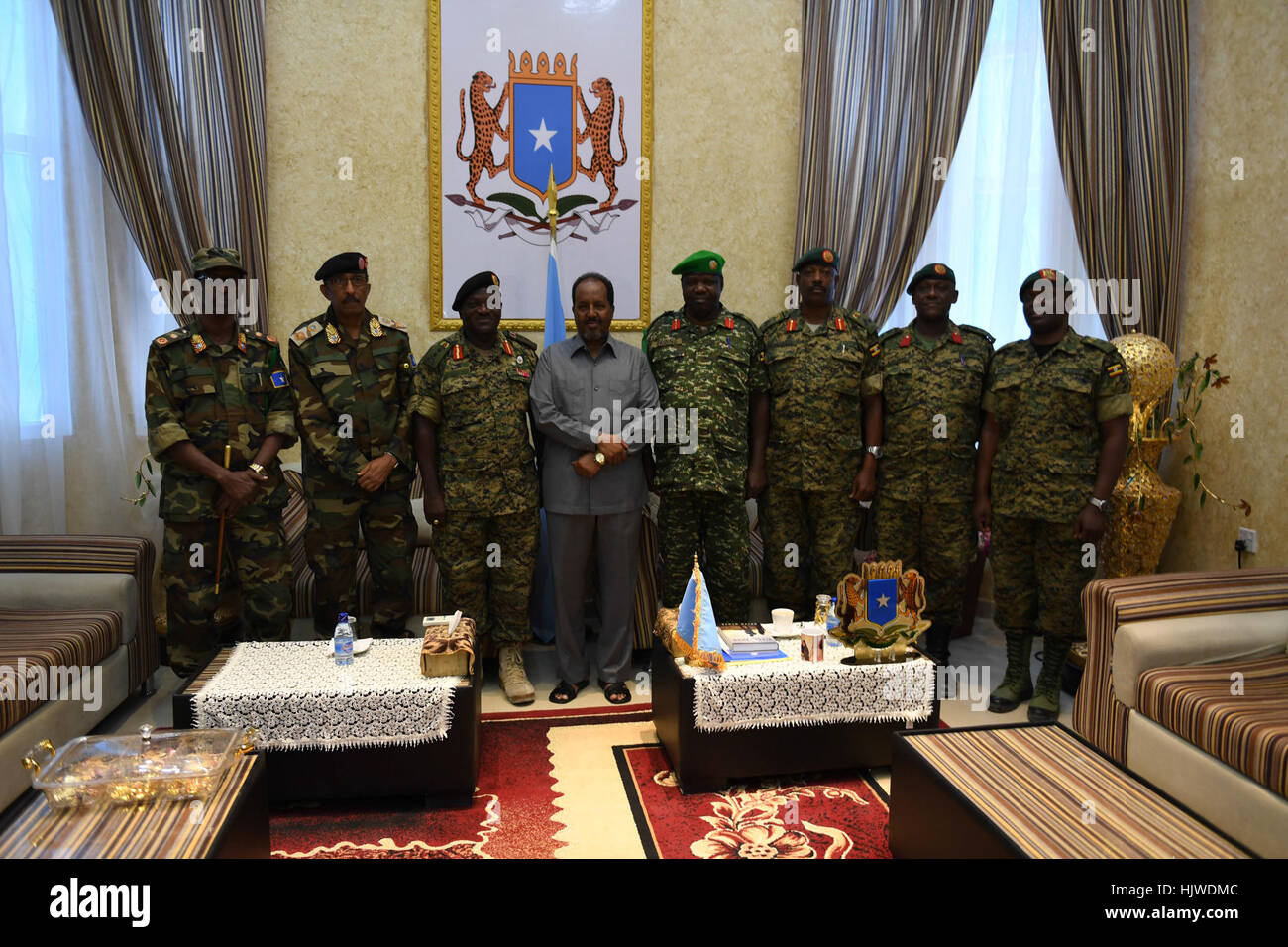 Le Président de la Somalie, Hassan Sheikh Mohamud dans une photo de groupe avec le chef des Forces de défense ougandaises, le général Katumba Wamala et autres officiers supérieurs de l'armée nationale somalienne et Ouganda Forces de défense. Les officiers militaires a rencontré le président dans le palais présidentiel à Mogadiscio, Somalie, 03 janvier 2017. Raymond Baguma Banque D'Images