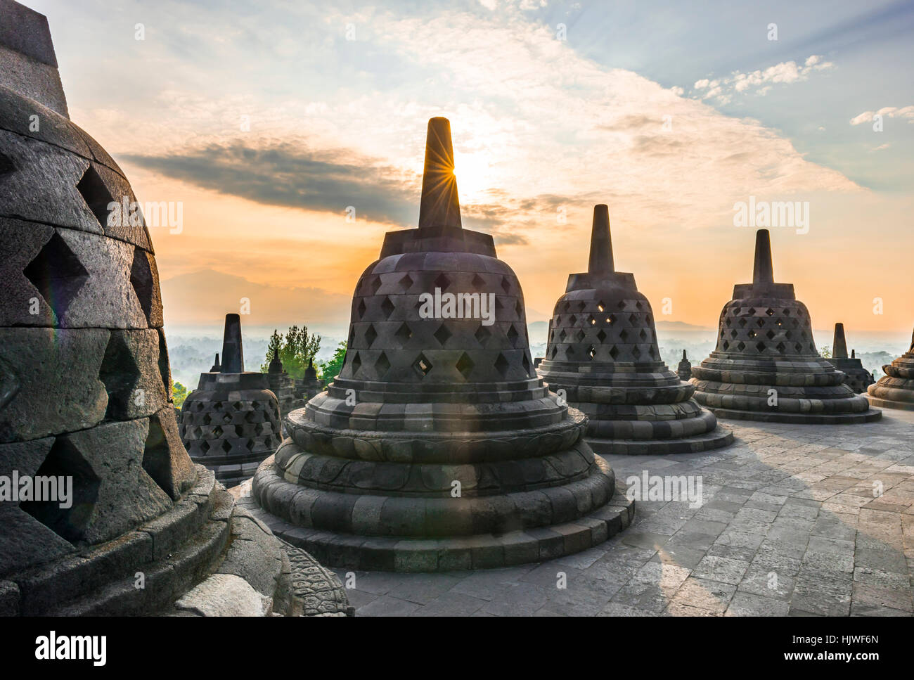 Temple de Borobudur au lever du soleil, stupas, ciel nuageux, Borobudur, Yogyakarta, Java, Indonésie Banque D'Images