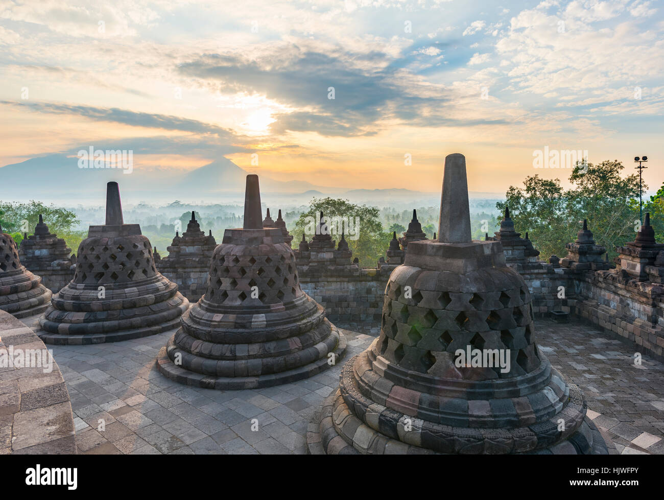Temple de Borobudur au lever du soleil, stupas, ciel nuageux, Borobudur, Yogyakarta, Java, Indonésie Banque D'Images