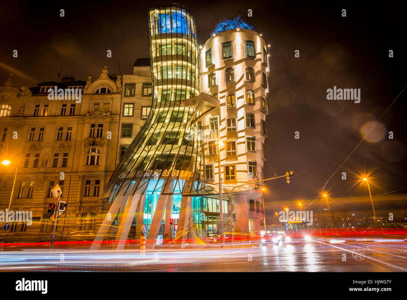 Maison Dansante, Ginger et Fred, l'architecte Frank Gehry, les sentiers de la lumière, nuit, Prague, République Tchèque Banque D'Images