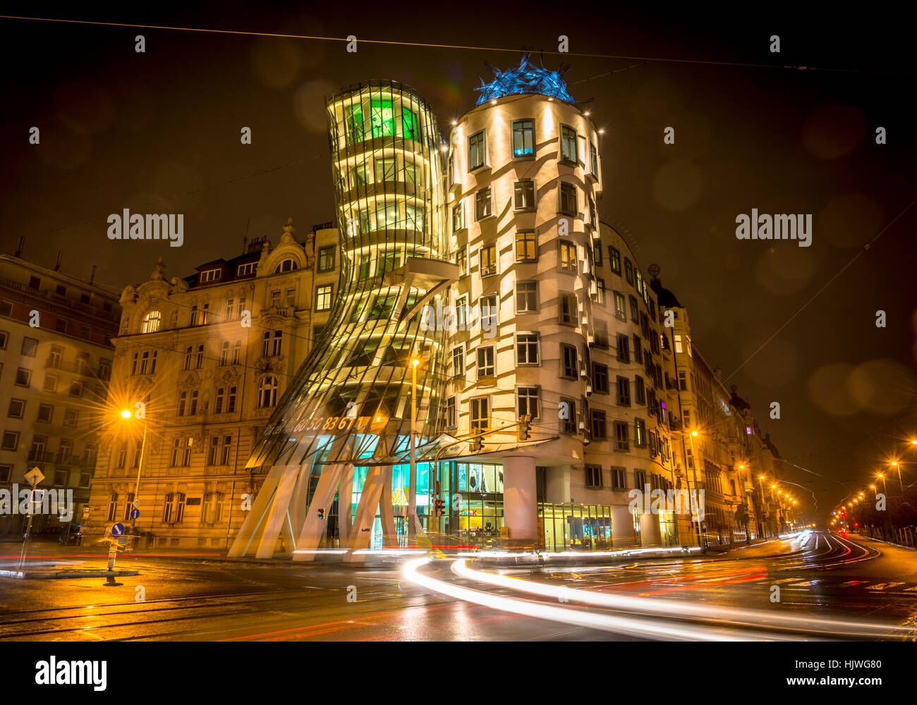 Maison Dansante, Ginger et Fred, l'architecte Frank Gehry, les sentiers de la lumière, nuit, Prague, République Tchèque Banque D'Images