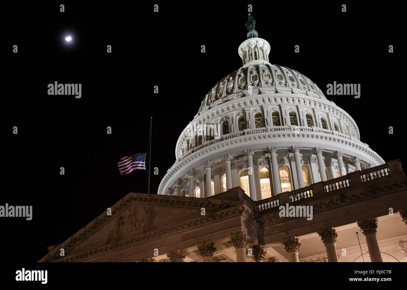 Le drapeau américain a flotté à mi-état-major au-dessus du Capitole des États-Unis le 8 décembre 2016, en l'honneur de l'ancien astronaute et sénateur John Glenn, le premier américain à orbiter autour de la Terre, décédé à 95 ans. Banque D'Images