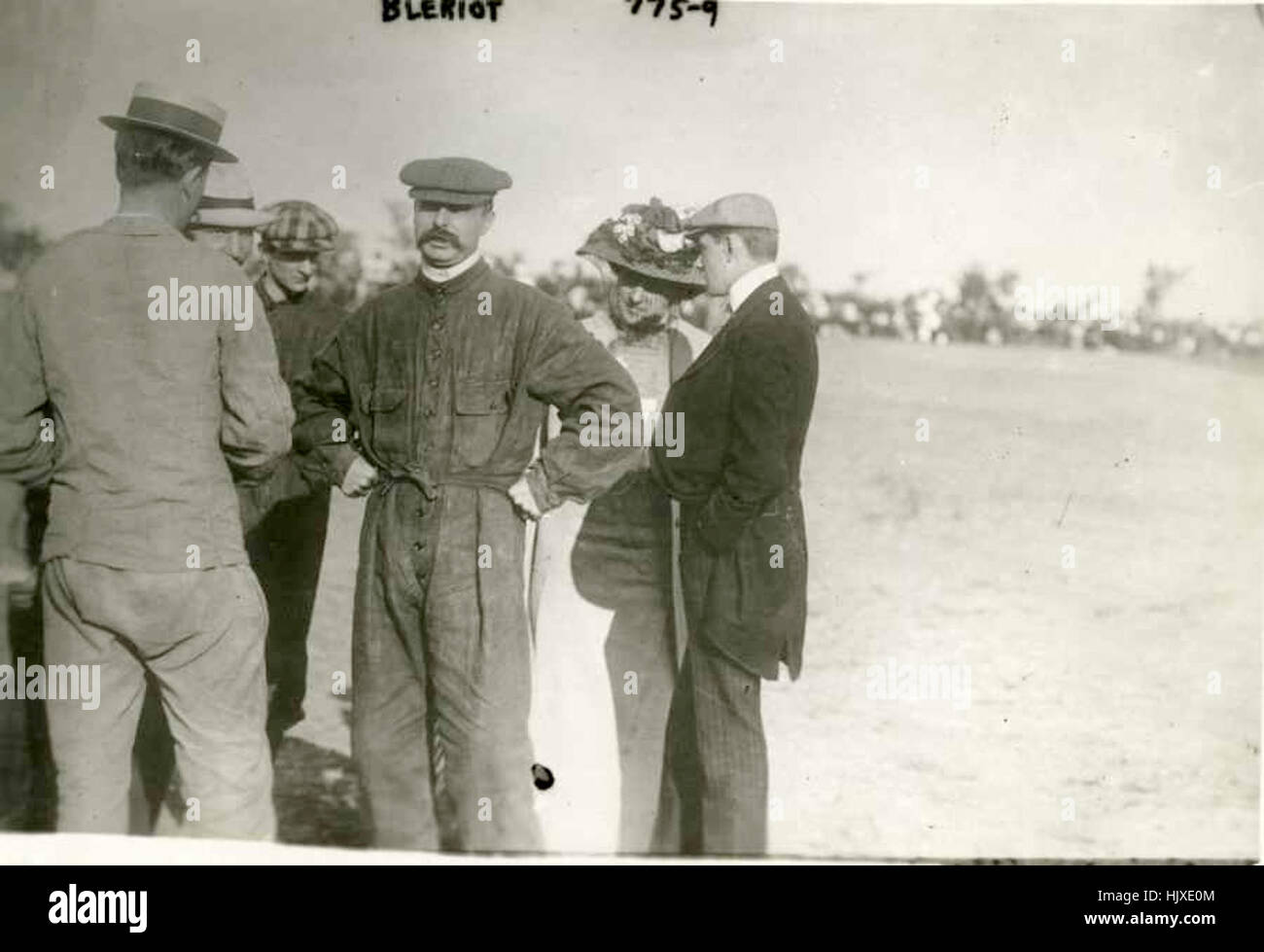 Cette image capture un moment historique du premier vol réussi de Louis Blériot à travers la Manche, une réalisation charnière dans l’histoire de l’aviation en 1909. Banque D'Images
