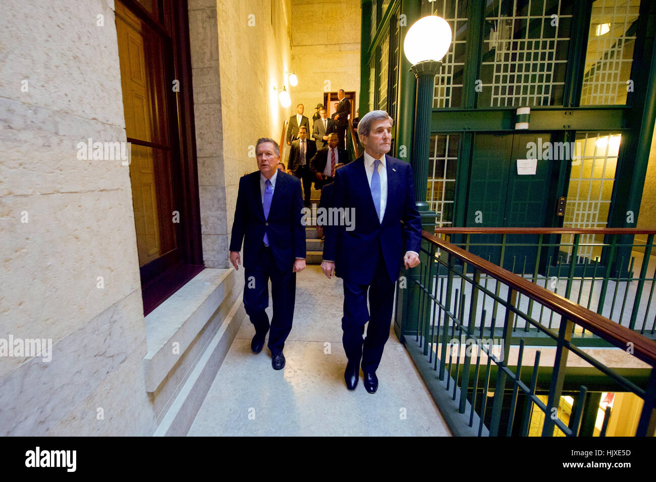 Le secrétaire d'Etat John Kerry promenades avec Ohio Gouverneur John Kasich après avoir rendu hommage à la fin de l'astronaute John Glenn, la secrétaire de l'ami et ancien collègue du Sénat, comme son corps sont au repos dans l'Ohio Statehouse à Columbus, Ohio, le 16 décembre 2016. Banque D'Images