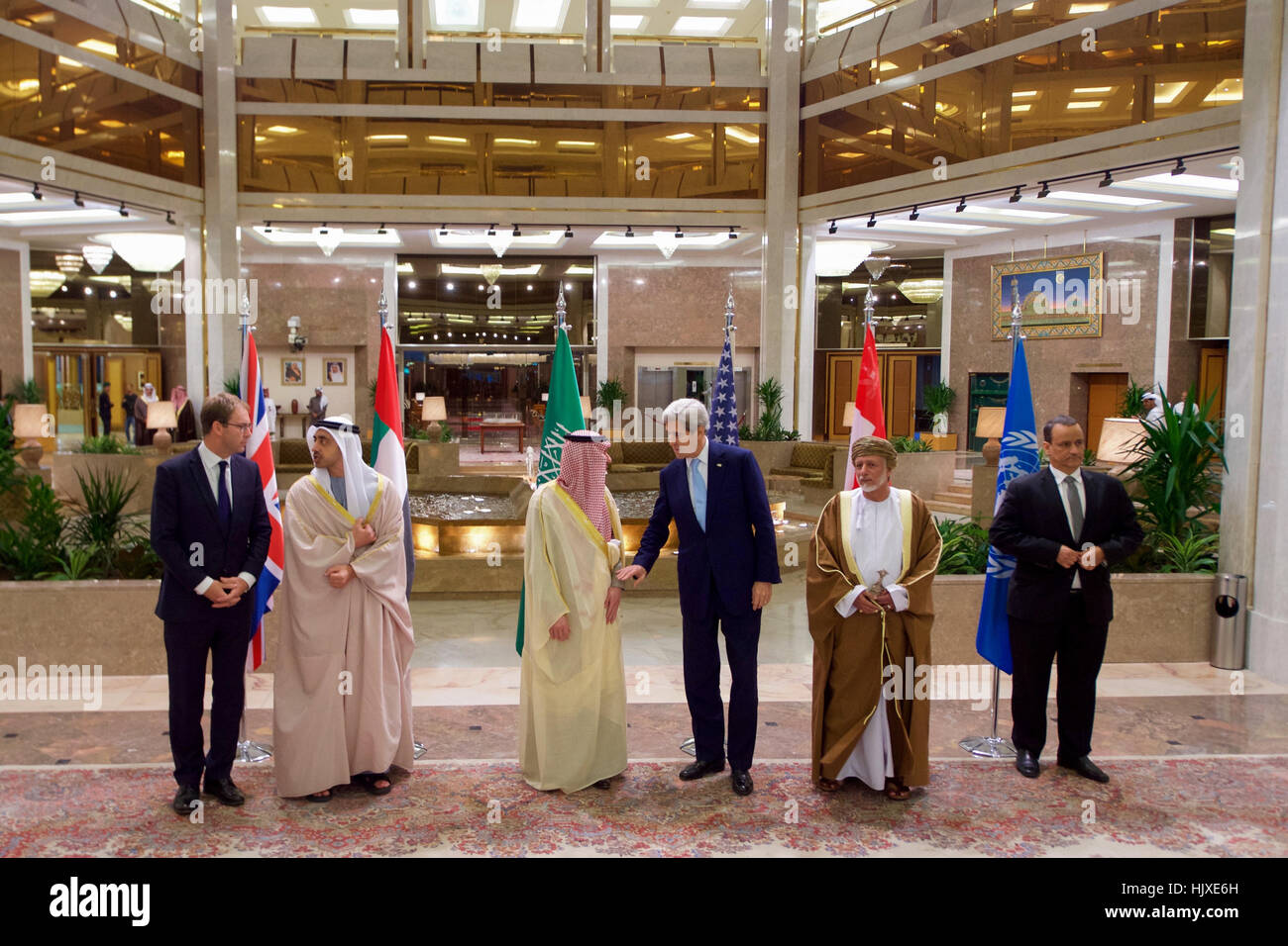 Le secrétaire d'Etat John Kerry s'entretient avec le Ministre des affaires étrangères de l'Arabie saoudite Adel al-Jubeir après elles et leurs homologues du Royaume-Uni, Émirats arabes unis, Oman, et l'Organisation des Nations Unies s'est réuni le 18 décembre 2016, à la Conférence Palace Hôtel à Riyadh, Arabie saoudite, pour discuter de l'avenir du Yémen. Banque D'Images