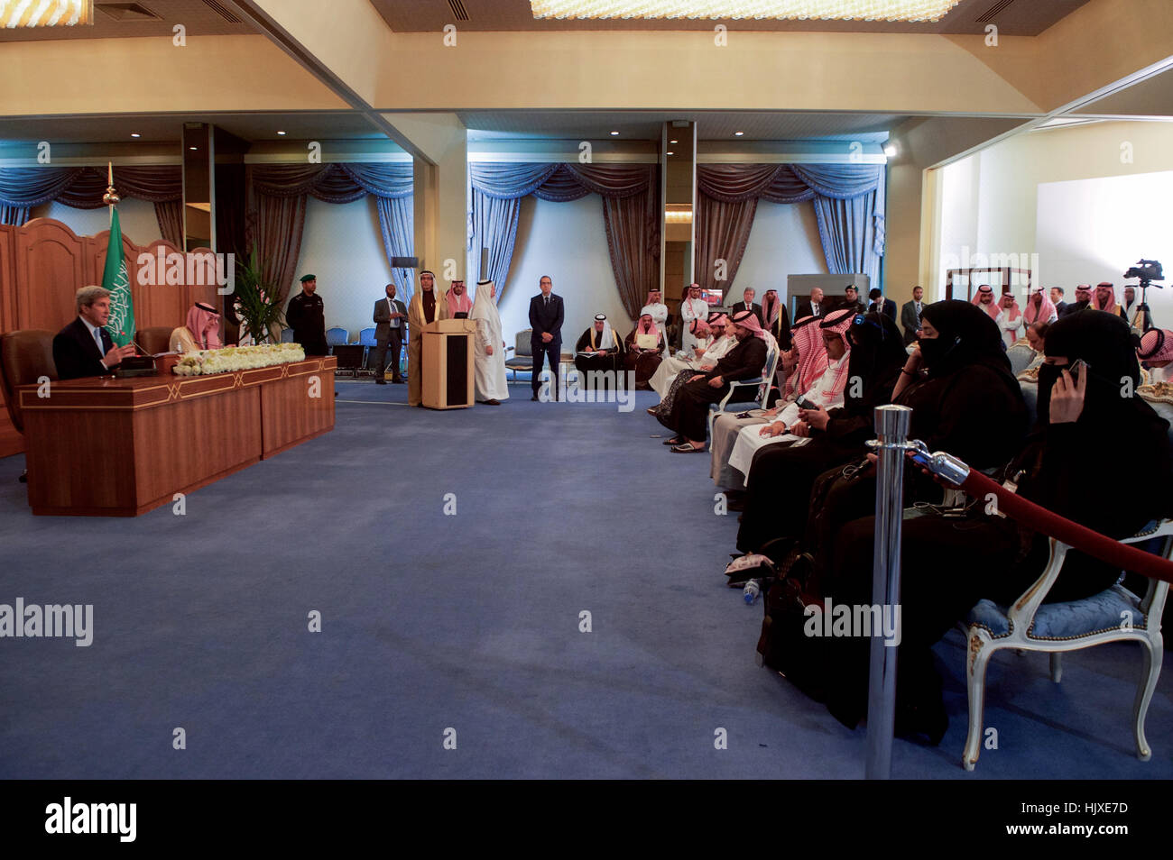 Le secrétaire d'Etat John Kerry, flanquée par l'Arabie saoudite le Ministre des affaires étrangères, Adel al-Jubeir, adresses des journalistes après elles et leurs homologues du Royaume-Uni, Émirats arabes unis, Oman, et l'Organisation des Nations Unies s'est réuni le 18 décembre 2016, à la Conférence Palace Hôtel à Riyadh, Arabie saoudite, pour discuter de l'avenir du Yémen. Banque D'Images