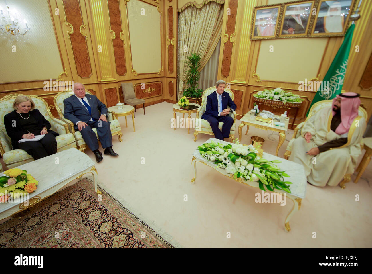 Le secrétaire d'Etat John Kerry, flanquée de secrétaire d'État adjoint aux affaires asiatiques près de Anne Patterson et ambassadeur des États-Unis en Arabie Saoudite Joseph Westphal, est assis avec l'Arabie saoudite sous-Prince Mohammad bin Salman à la Cour Royale à Riyadh, Arabie saoudite, comme le Secrétaire a visité le Royaume le 18 décembre 2016, pour discuter de l'avenir du Yémen. Banque D'Images