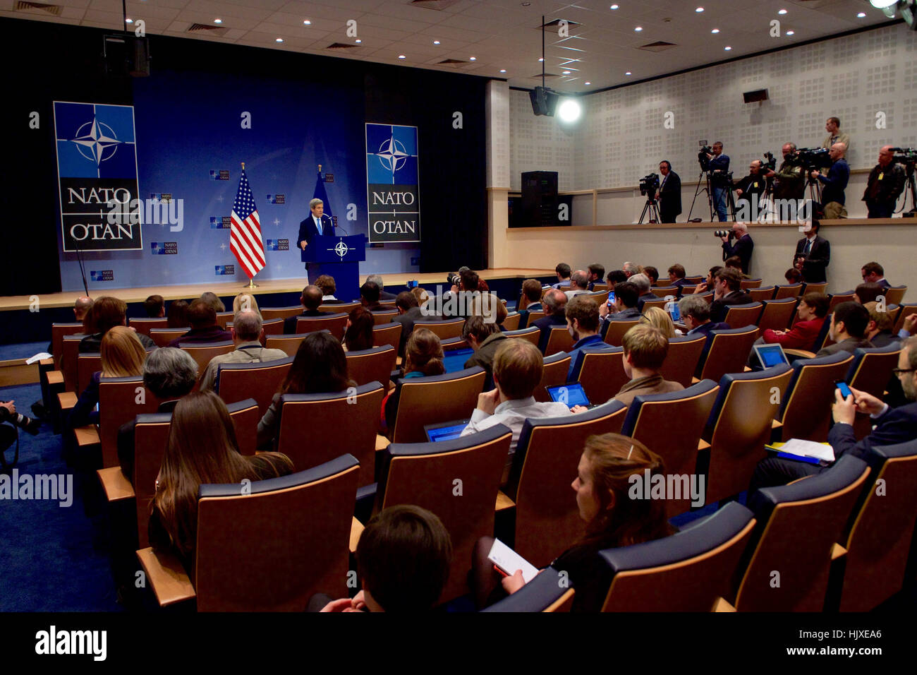 Le secrétaire d'Etat John Kerry répond aux journalistes le 6 décembre 2016, au cours d'une conférence de presse qu'il assiste à une Organisation du Traité de l'Atlantique Nord en session des ministres de l'administration centrale de l'alliance à Bruxelles, Belgique. Banque D'Images
