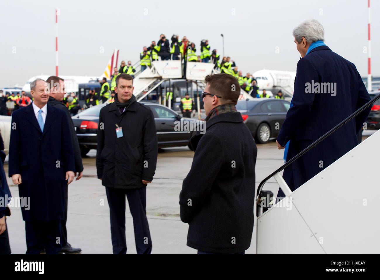 Ambassadeur des États-Unis en Allemagne John Emerson - et une horde de photographes sur deux escaliers de l'avion - saluez le secrétaire d'Etat John Kerry, le 7 décembre 2016, comme il arrive à Hambourg, en Allemagne, pour assister à une réunion de l'Organisation pour la sécurité et la coopération en Europe. Banque D'Images