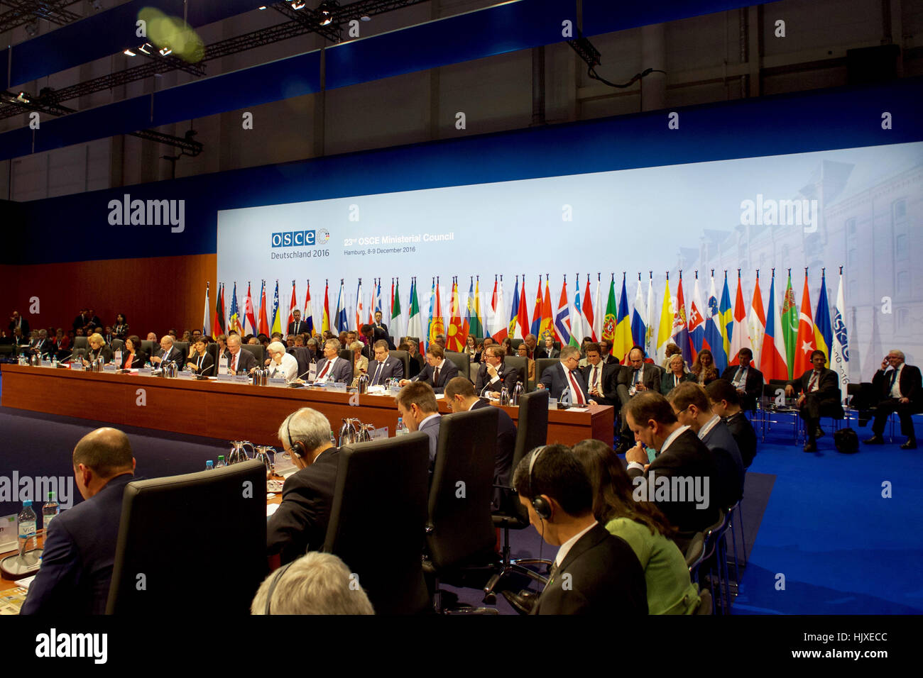 Le secrétaire d'Etat John Kerry se dresse au milieu de ses homologues le 8 décembre 2016, qu'il assiste à une réunion de l'Organisation pour la sécurité et la coopération en Europe, organisée par le Ministre allemand des affaires étrangères, Frank-Walter Steinmeier, et détenus à la Hamburg Messe à Hambourg, Allemagne. Banque D'Images