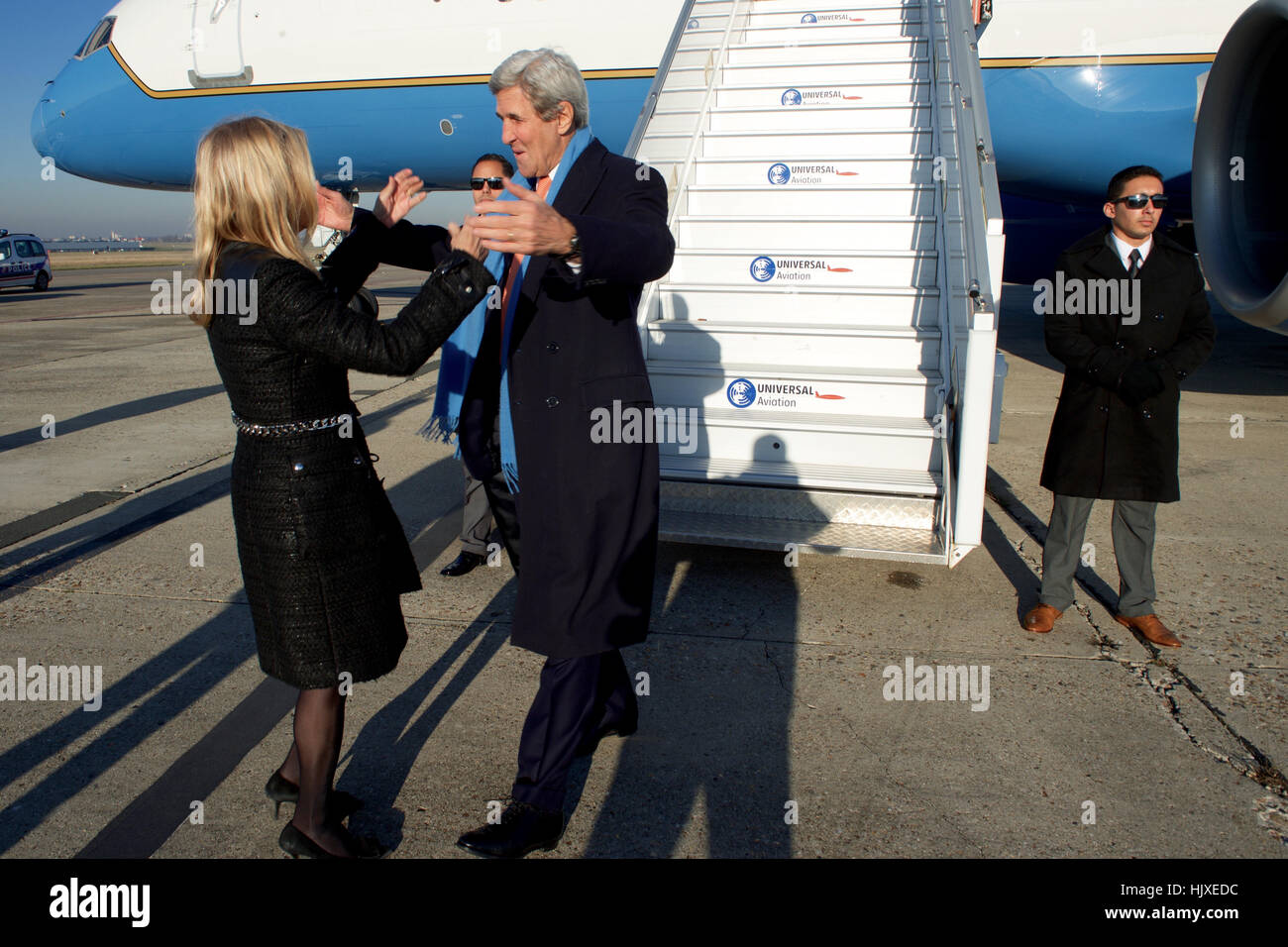 Le secrétaire d'Etat John Kerry se prépare à accueillir l'Ambassadeur des États-Unis en France Jane Hartley après son arrivée à Paris-Le Bourget à Paris, France, le 8 décembre 2016, pour une série de réunions, et de recevoir la Légion d'honneur décerné par le ministre des Affaires étrangères français Jean-Marc Ayrault. Banque D'Images