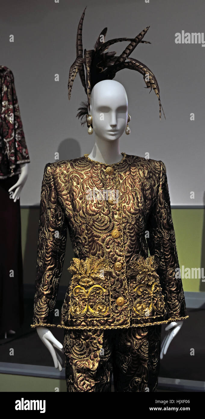 Ensemble de soirée 1990 ( lame Brocade brodée d'or et bronze feuille métal tresse ,et de nacre ) Hubert de Givenchy ( Couturier ) France vêtements Banque D'Images