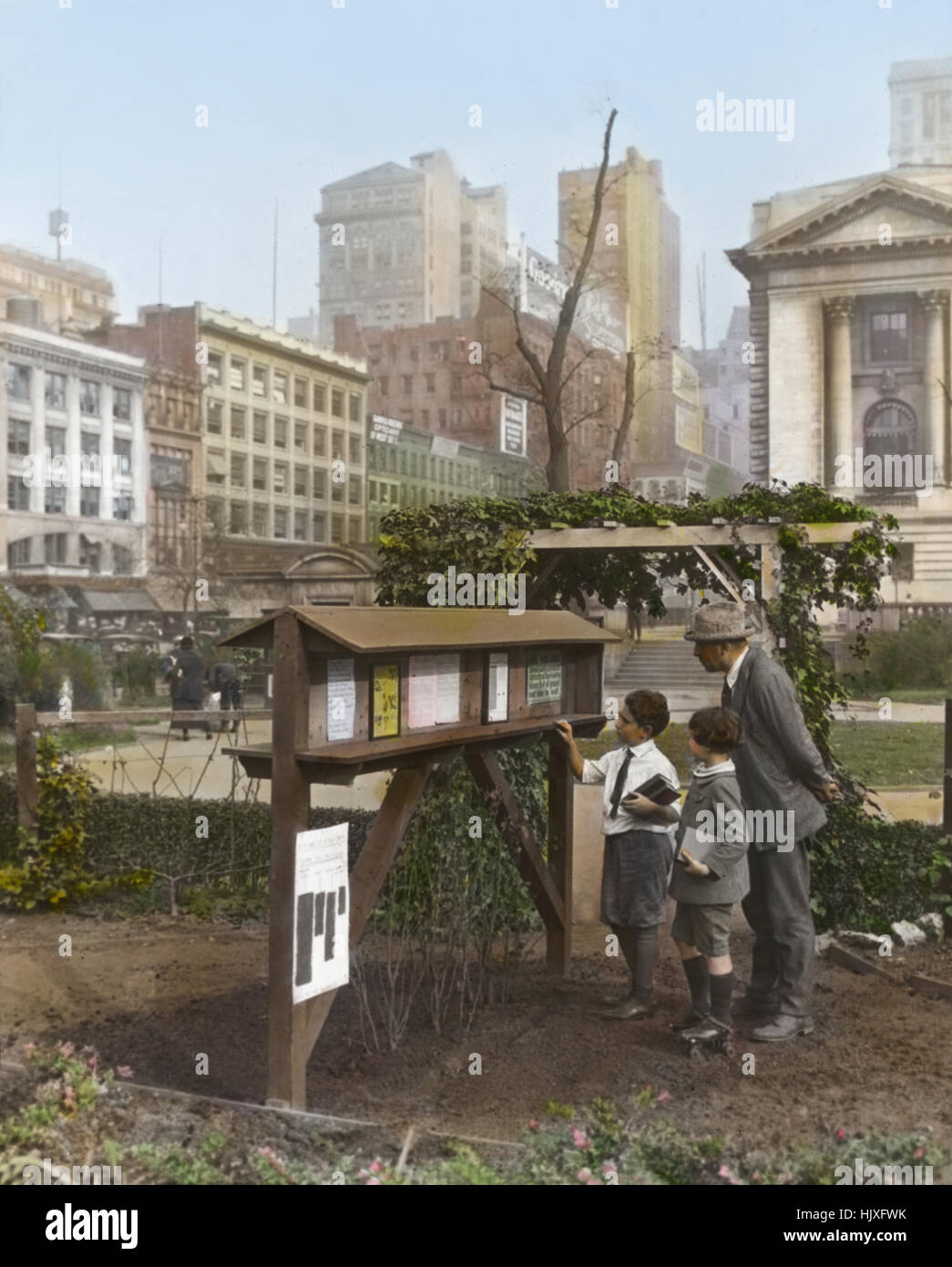 Visiteurs lisant les avis dans le jardin parrainé par la Commission nationale du jardin de guerre pendant la première Guerre mondiale, Bryant Park, New York City, New York, Etats-Unis, Par Frances Benjamin Johnston, août 1918 Banque D'Images