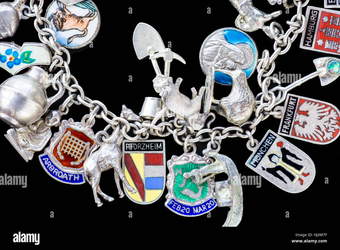 Un bracelet coloré avec des animaux et d'autres bibelots. Banque D'Images