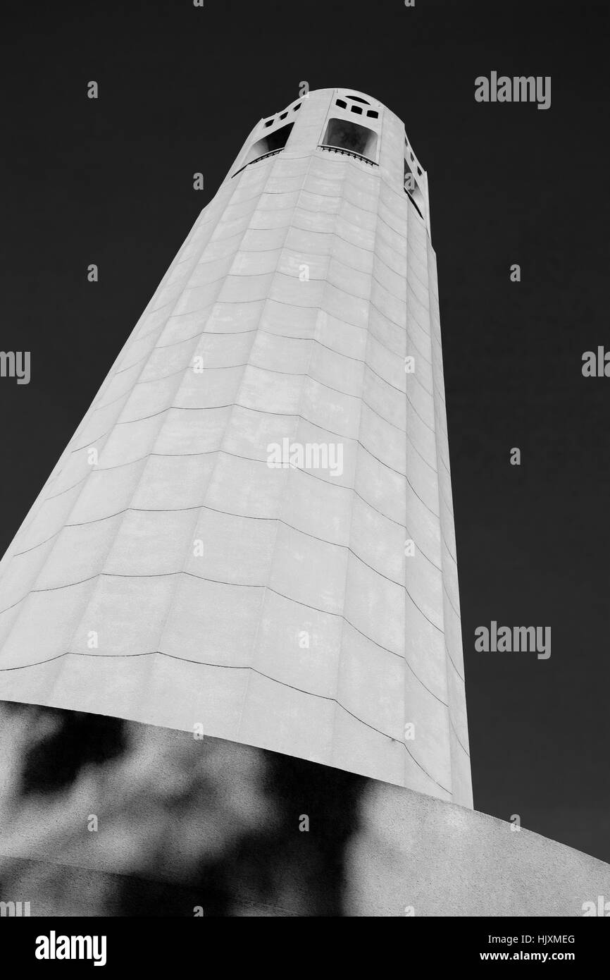 La Coit Tower, San Francisco, Californie capturés à un angle héroïque contre un ciel clair. Banque D'Images