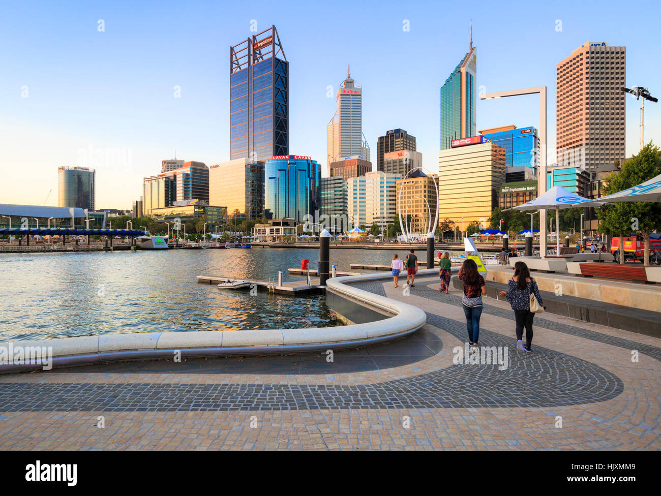 Promeneurs sur le long d'un sentier au bord de la Swan River à Elizabeth Quay. Banque D'Images