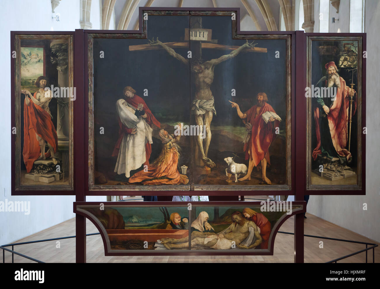 Retable d'Issenheim (1512-1516) peintre allemand par Matthias Grunewald sur l'affichage dans le musée d'Unterlinden (Musée Unterlinden) à Colmar, Alsace, France. Première Vision de la Crucifixion du retable d'Issenheim avec encadré par les martyr de Saint Sébastien sur la gauche, et par Saint Antoine le Grand sur la droite. Banque D'Images
