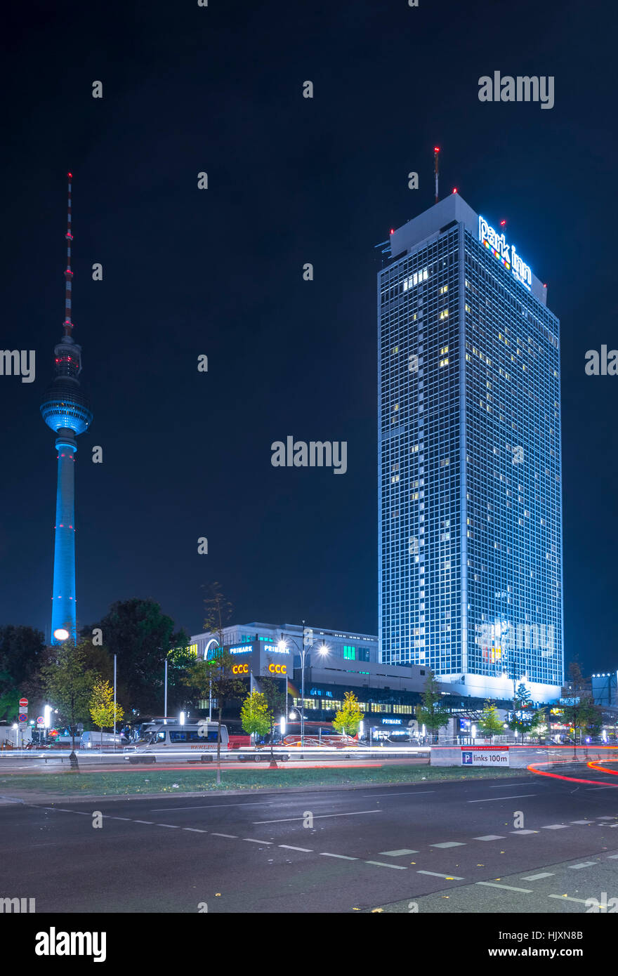 Rues, près de Telecafè et Holiday Inn Hôtel à Alexanderplatz, Berlin, Allemagne. Banque D'Images