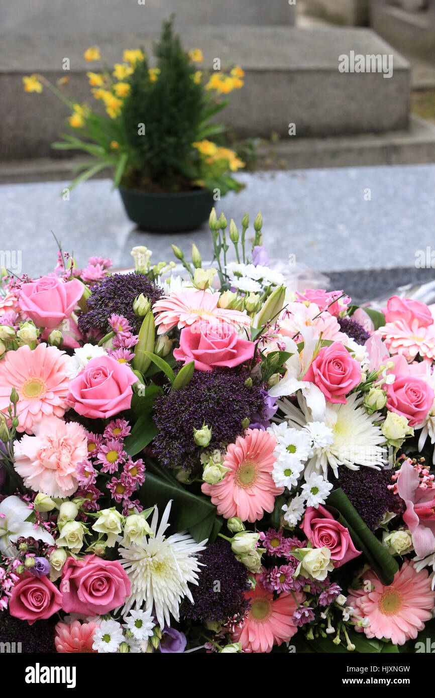 Bouquet de fleurs sur une pierre tombale. Banque D'Images