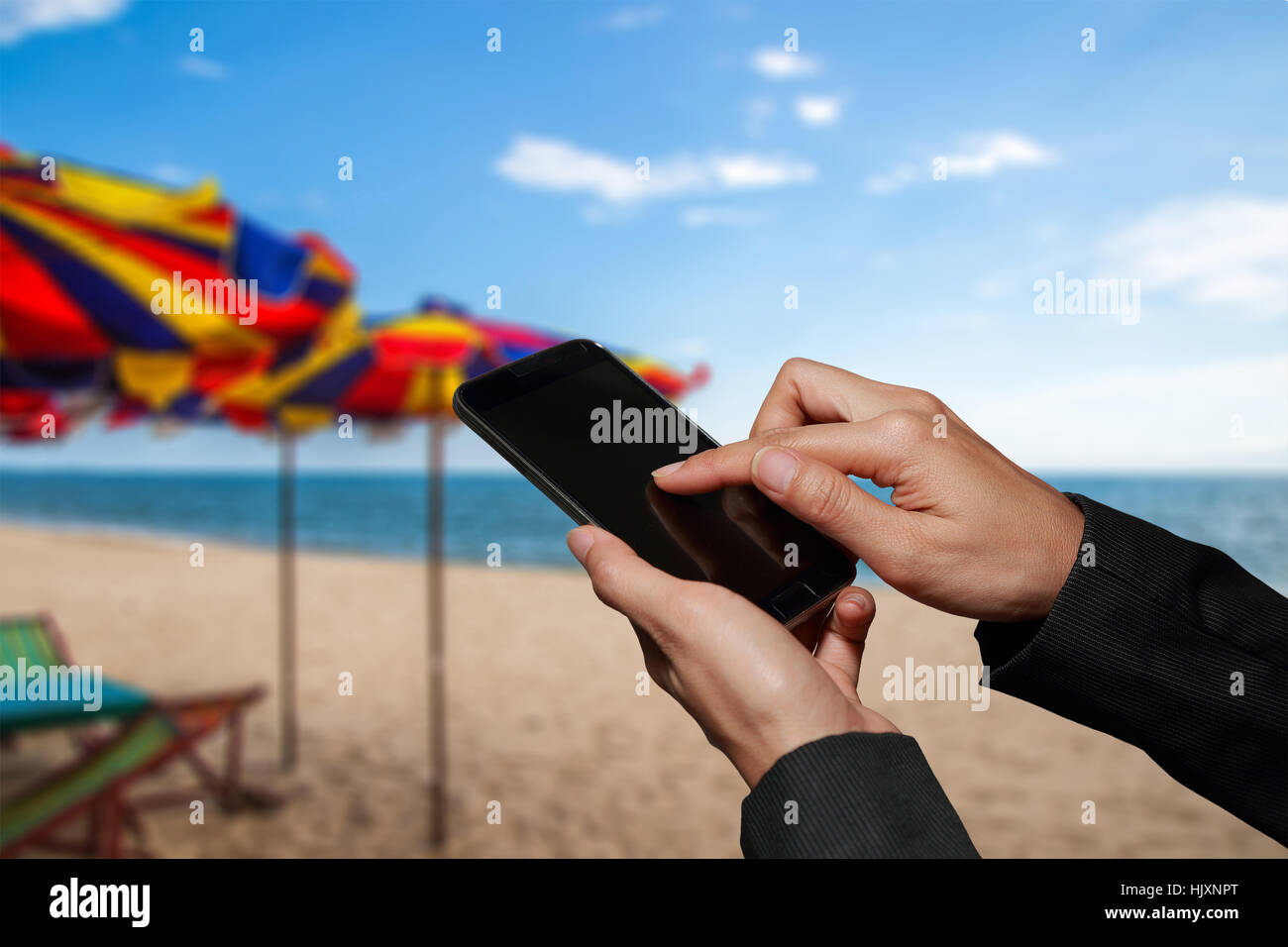 Femme main courante et écran tactile smart phone, portable sur fond de plage abstrait floue comme communication et concept de voyage. Banque D'Images