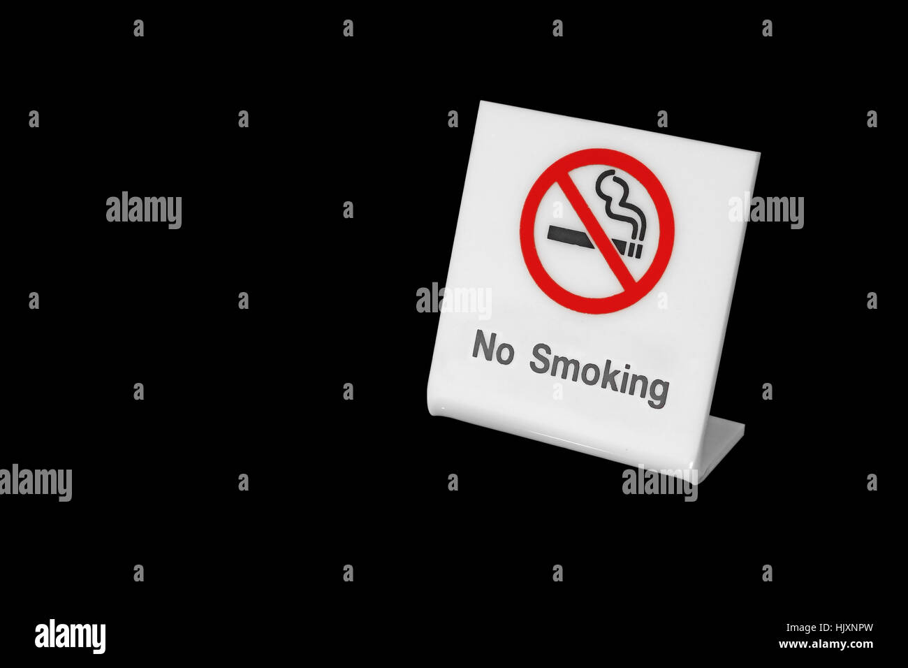 Aucun signe de fumer isolé sur fond noir Banque D'Images