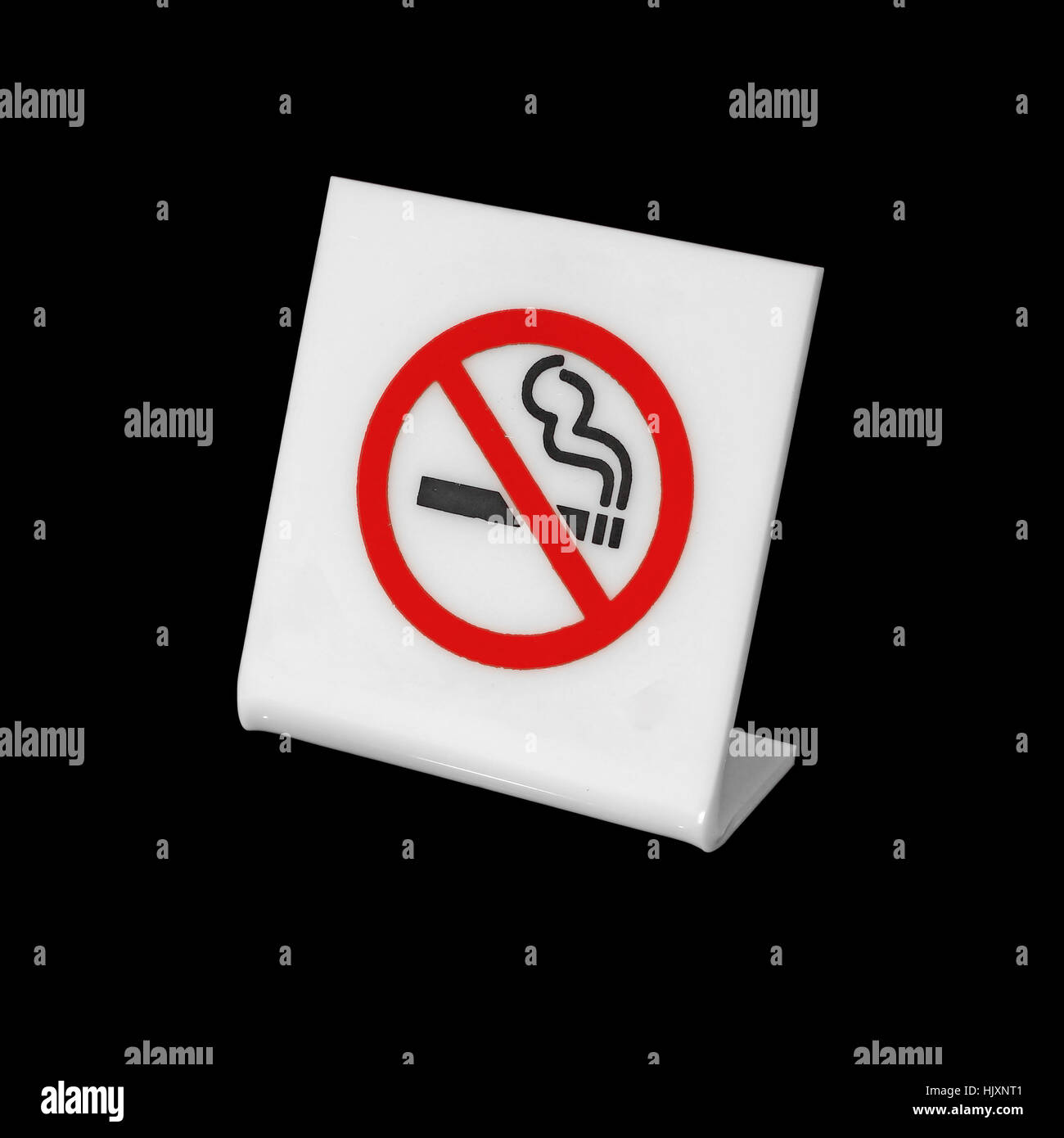Aucun signe de fumer isolé sur fond noir Banque D'Images