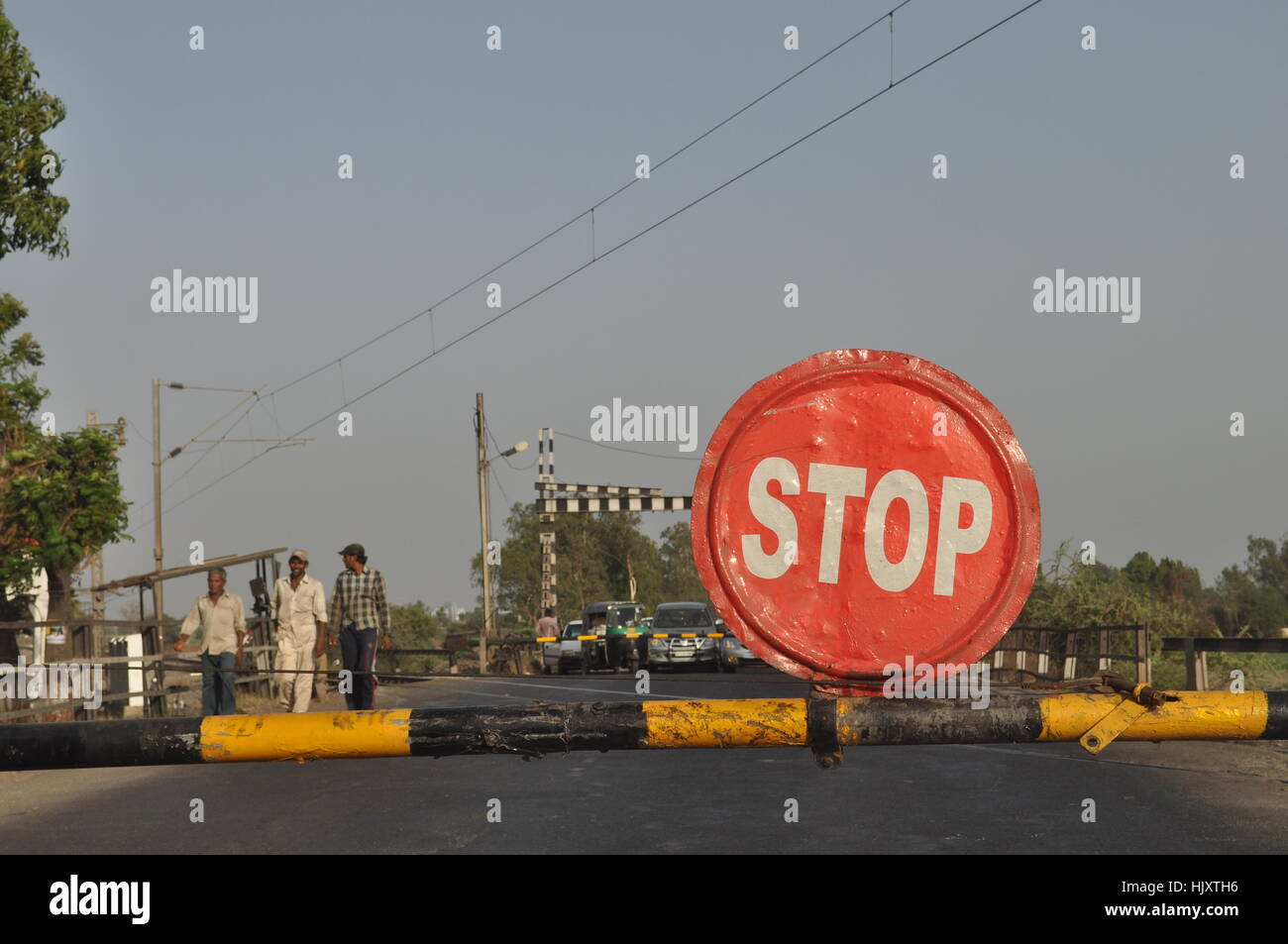 Panneau d'arrêt aux passages à niveau Gujarat Inde Banque D'Images